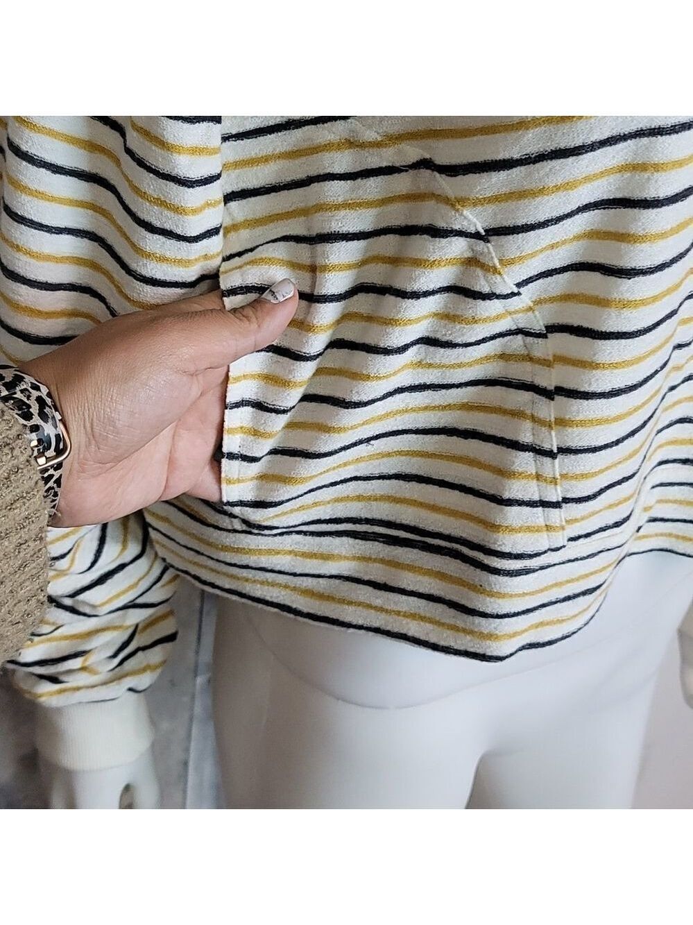 L*SPACE Best Life Pullover - Picture 4 of 10